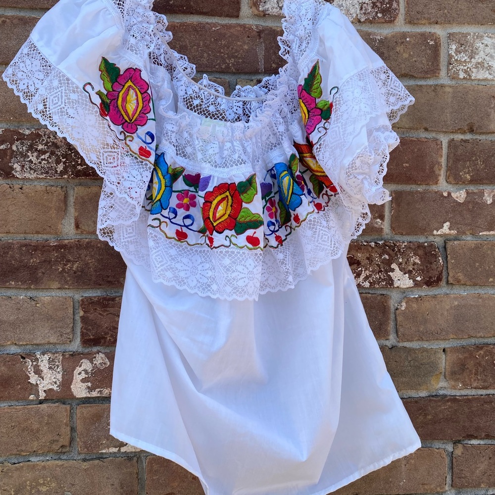 Authentic Mexican Folkloric Blouse. Floral embroidery. Lace. On/Off Shoulder XL